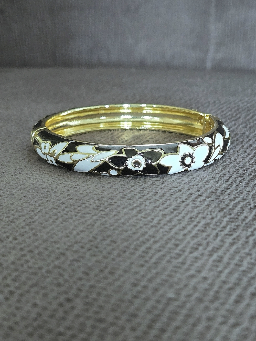Cote d'Argent Black🖤 and White Floral💐 Enamel Hinged Bracelet - NWT